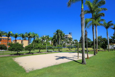 Resort Style The Oasis Resort Villa 7 2 Landsborough Pde - Holiday Find 2