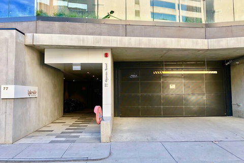 Deluxe And Brand New Lakeside Apartment - Holiday Find 1