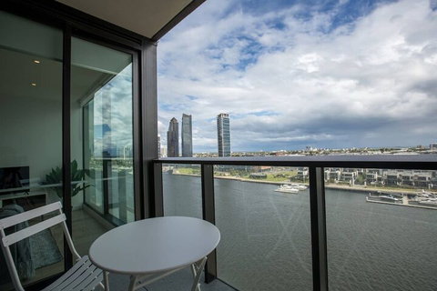 Delightful 2BR Riverview@docklands - Holiday Find 3