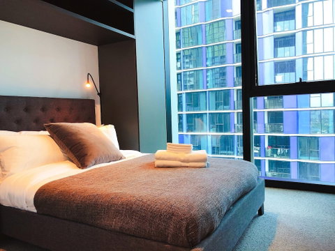 CBD Amazing View 2 Bedrooms Apartments - Holiday Find 5
