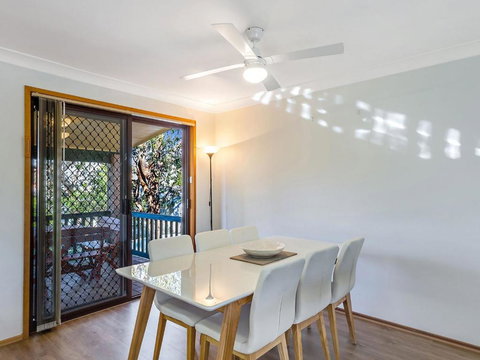 Catalina 12 Holiday House Walk To Beaches - Holiday Find 1