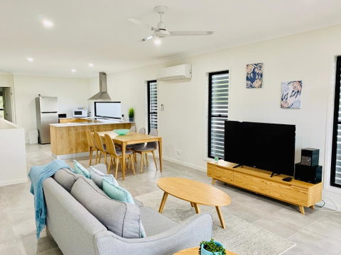 DAYDREAMING Airlie Beach Water Views & Only 200m To Boardwalk. - Holiday Find 1