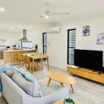 DAYDREAMING Airlie Beach Water Views & Only 200m To Boardwalk. - Holiday Find 0