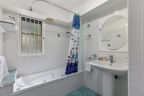 Hop Skip Jump Away From Hastings Unit 6 Descola 6 Noosa Drive - Holiday Find 3