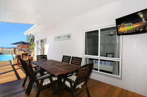 BEACH SHOPS & FABULOUS VACATION HOME! - Holiday Find 1