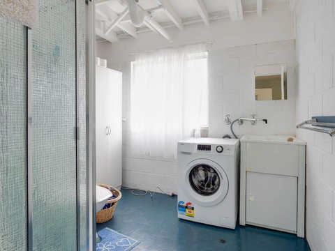 Dolphin Dreaming 16 Dolphin Avenue - Holiday Find 3