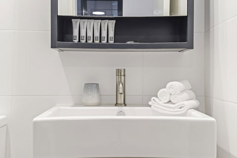 HomeHotel Stylish Apt Next To Train & Westfield - Holiday Find 5