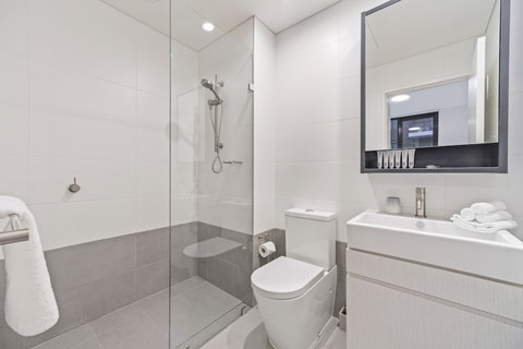 HomeHotel Stylish Apt Next To Train & Westfield - Holiday Find 1