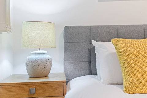 HomeHotel Stylish Apt Next To Train & Westfield - Holiday Find 6