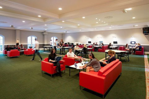 RMIT Village House - Holiday Find 6