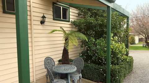 Daylesford Central Motor Inn - Holiday Find 0