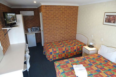 MAS Country Colonial Motor Inn - Holiday Find 3