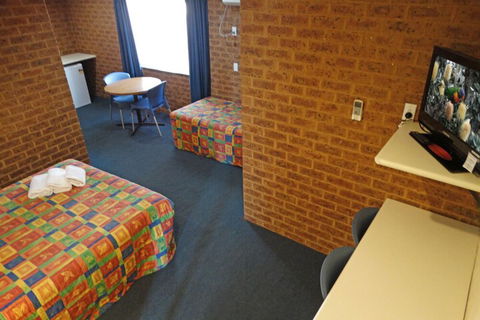 MAS Country Colonial Motor Inn - Holiday Find 1