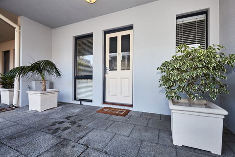 Fremantle Townhouse Unit 5 - Holiday Find 0