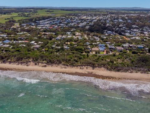 DRIFTAWAY ACROSS FROM SURF BEACH - Holiday Find 4