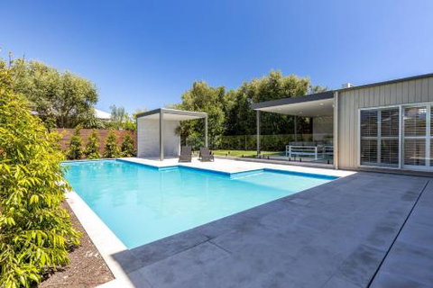 Elegant Entertainer - Holiday Find 0