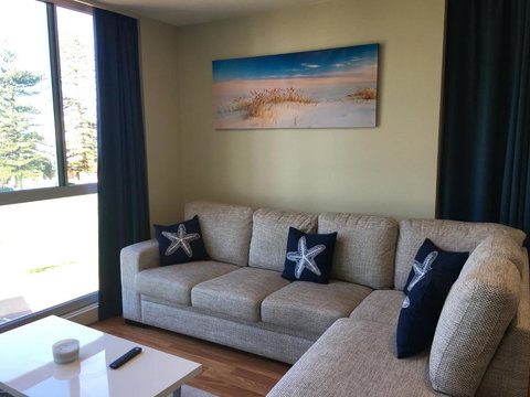 Beachside Luxury 2 Bedroom Getaway - Holiday Find 1