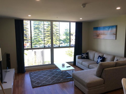 Beachside Luxury 2 Bedroom Getaway - Holiday Find 6