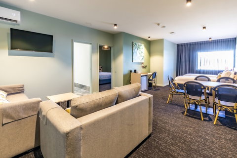 Nightcap At Commercial Hotel - Holiday Find 2