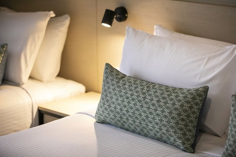 Nightcap At Commercial Hotel - Holiday Find 3