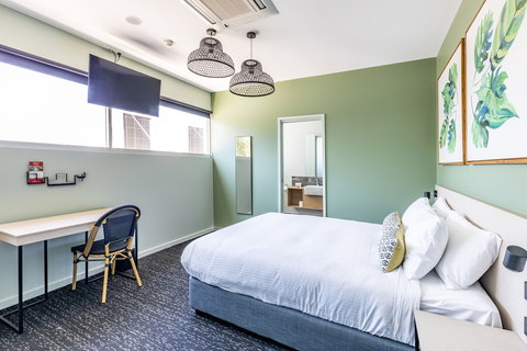 Nightcap At Commercial Hotel - Holiday Find 1