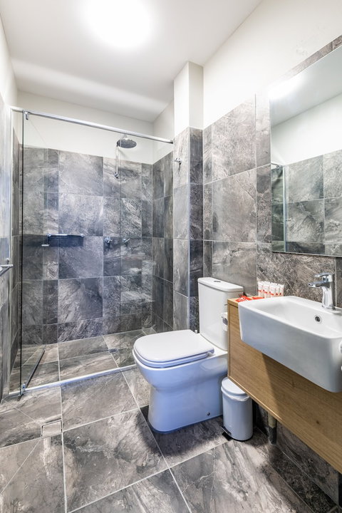 Nightcap At Commercial Hotel - Holiday Find 6