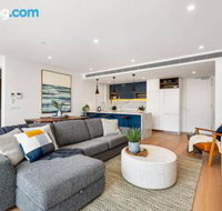 Luxe 101 at Martha Cove waterfront luxury on the marina walk to beach - Holiday Find