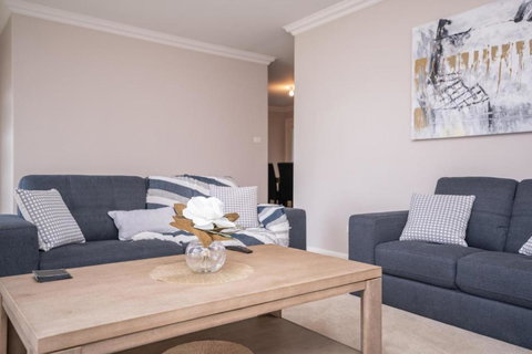 Wonderful Windred Modern Comfy Quiet - Holiday Find 1