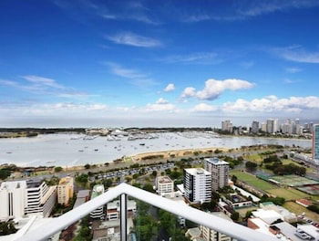 Panoramic Views At Sub Penthouse Apt - Holiday Find 5