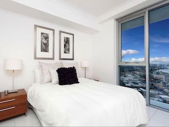 Panoramic Views At Sub Penthouse Apt - Holiday Find 1