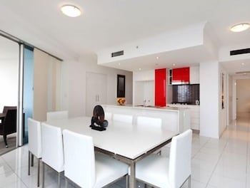 Panoramic Views At Sub Penthouse Apt - Holiday Find 2