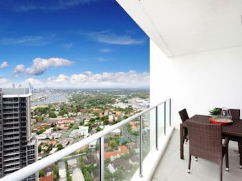 Panoramic Views At Sub Penthouse Apt - Holiday Find 4