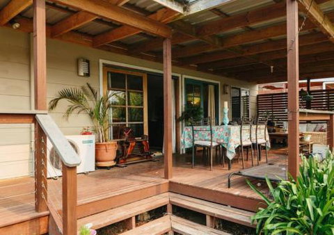 Comfortable Outdoor Entertaining Lake Walks - Holiday Find 0
