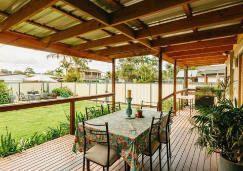 Comfortable Outdoor Entertaining Lake Walks - Holiday Find 6