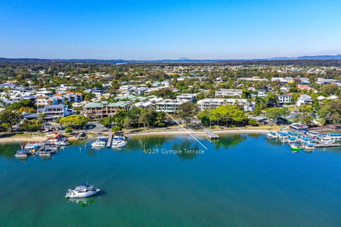Panoramic River & Ocean Views Noosaville - Holiday Find 6