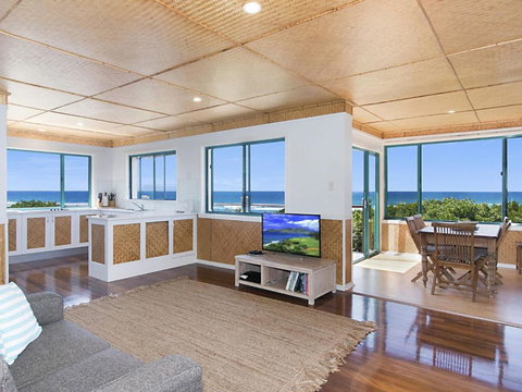 WHITE WAVES 6 OCEAN VIEWS FROM BEACHFRONT BALCONY - Holiday Find 2