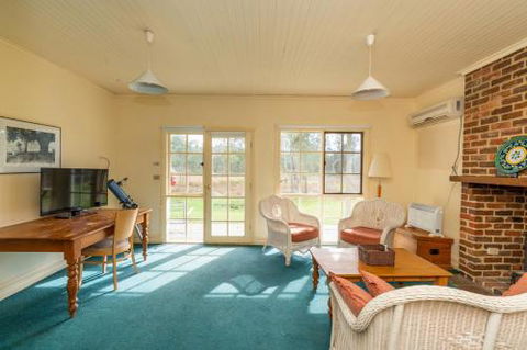 Acheron Valley Lakefront Cottages - Holiday Find 6