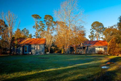 Acheron Valley Lakefront Cottages - Holiday Find 3