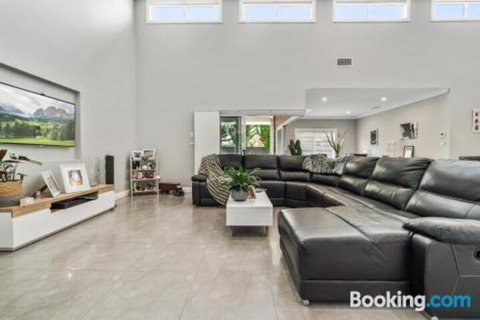 Wentworth Estate 5 Bedroom Luxury Home Sleeps 12 - Holiday Find 3