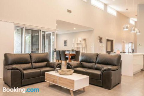 Wentworth Estate 5 Bedroom Luxury Home Sleeps 12 - Holiday Find 4