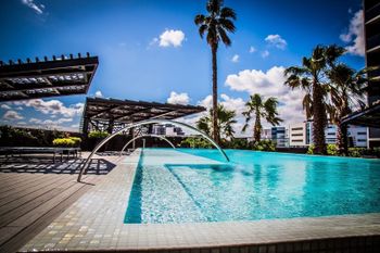 Modern Apartment With Pool & Spa - Holiday Find 0