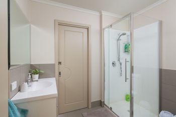 The Executive B & B - Holiday Find 6