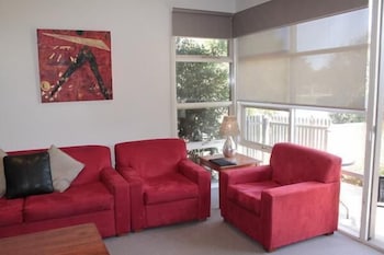 Central Shepparton Apartments - Holiday Find 6