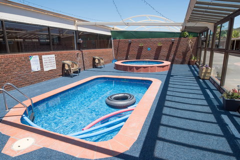 Elm Court Motel - Holiday Find 1