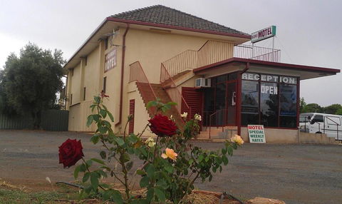Goolgowi Highway Motel - Holiday Find 4
