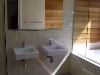 Gooromon Park Cottages - Holiday Find 4