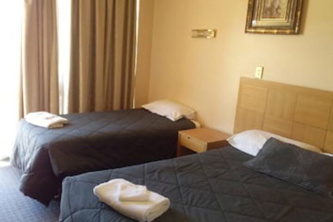 Desert Sand Motor Inn - Holiday Find 3