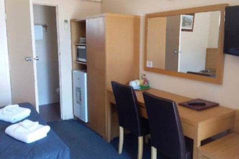 Desert Sand Motor Inn - Holiday Find 6