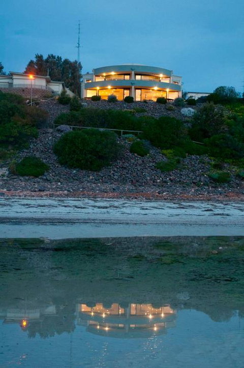 Cliff House Beachfront Villas - Holiday Find 6