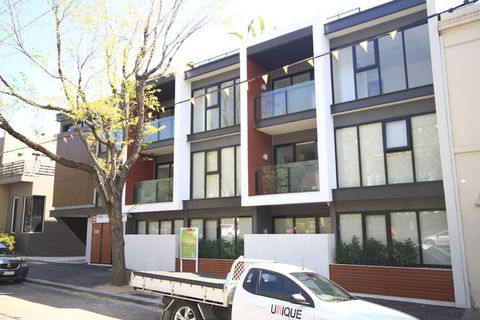 RNR Serviced Apartments North Melbourne - Holiday Find 1